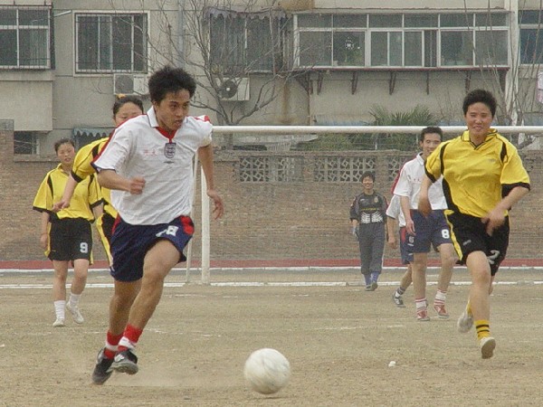 晋安路校区运动场一角